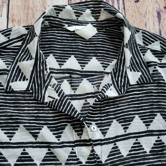 Patterned Sleeveless Top - Picture 3 of 4